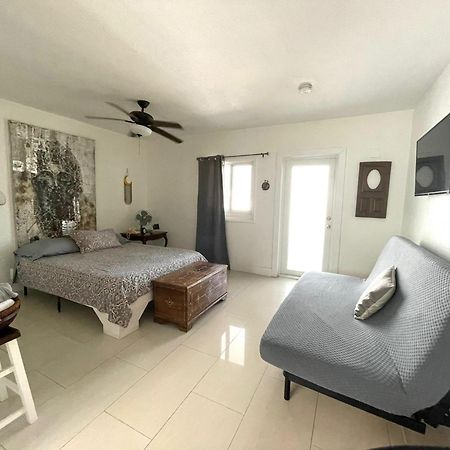 Private Studio Blocks From Coconut Grove Майами Экстерьер фото