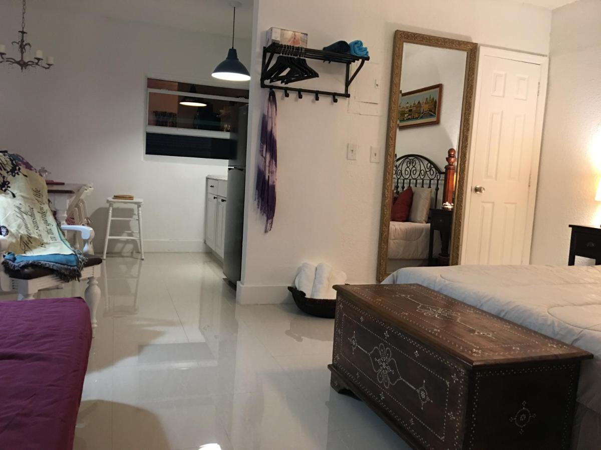 Private Studio Blocks From Coconut Grove Майами Экстерьер фото