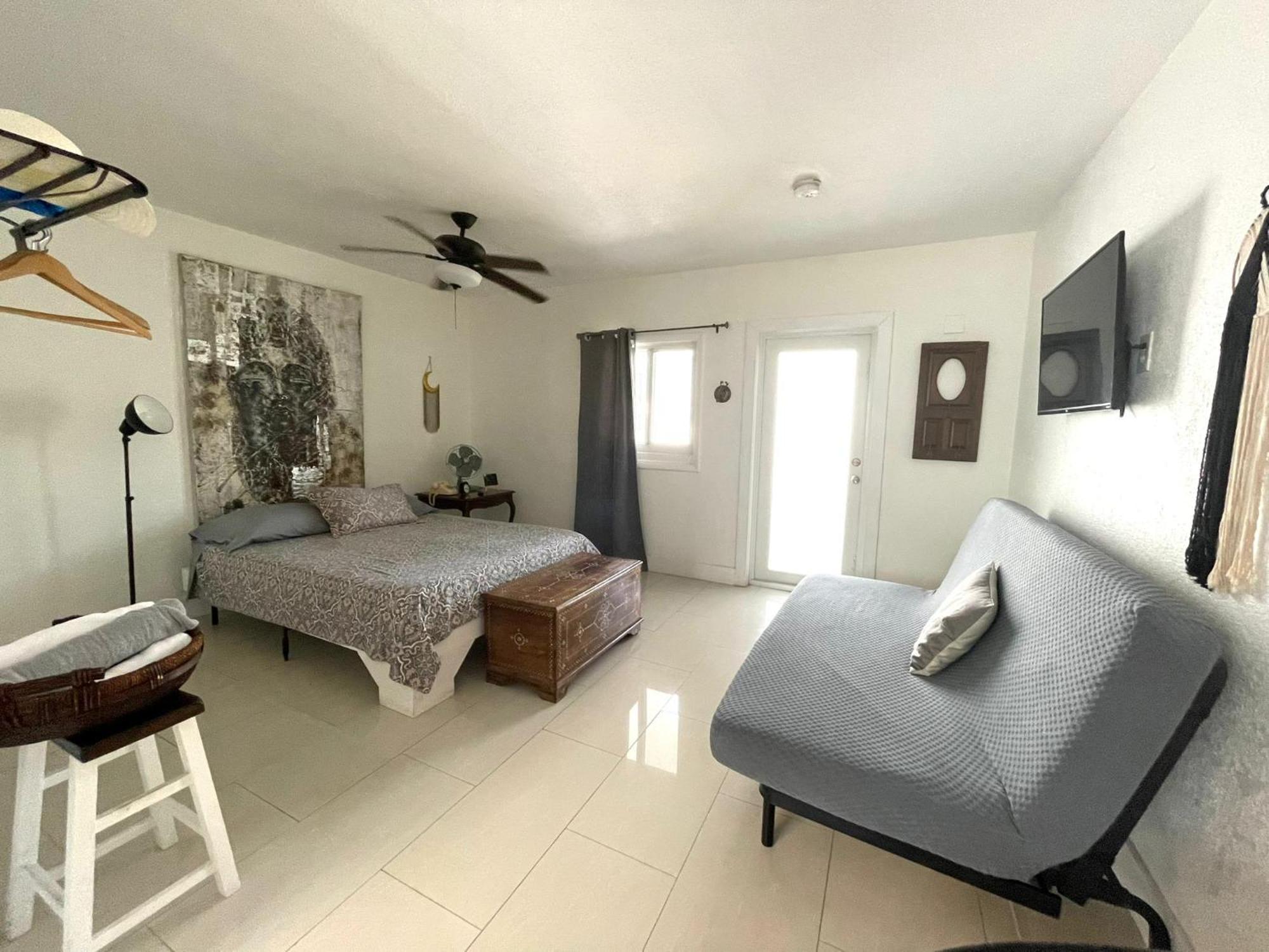 Private Studio Blocks From Coconut Grove Майами Экстерьер фото